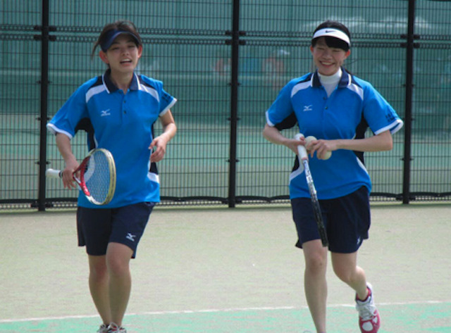 ソフトテニスを楽しむ中村選手